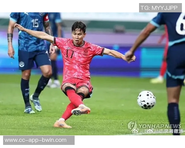 巴拉圭后卫失误助攻韩国严智星抽射破门取得领先 巴拉圭后卫失误助攻韩国严智星抽射破门取得领先