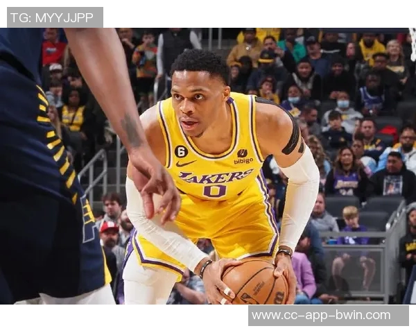 浓眉称赞小内姆哈德具备控卫所需判断力与决策能力令人期待 浓眉称赞小内姆哈德具备控卫所需判断力与决策能力令人期待